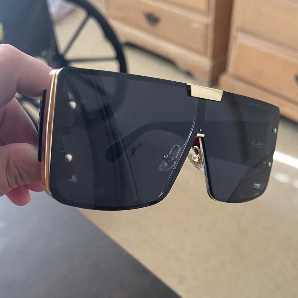 Stylish Black and Gold Men's Sunglasses